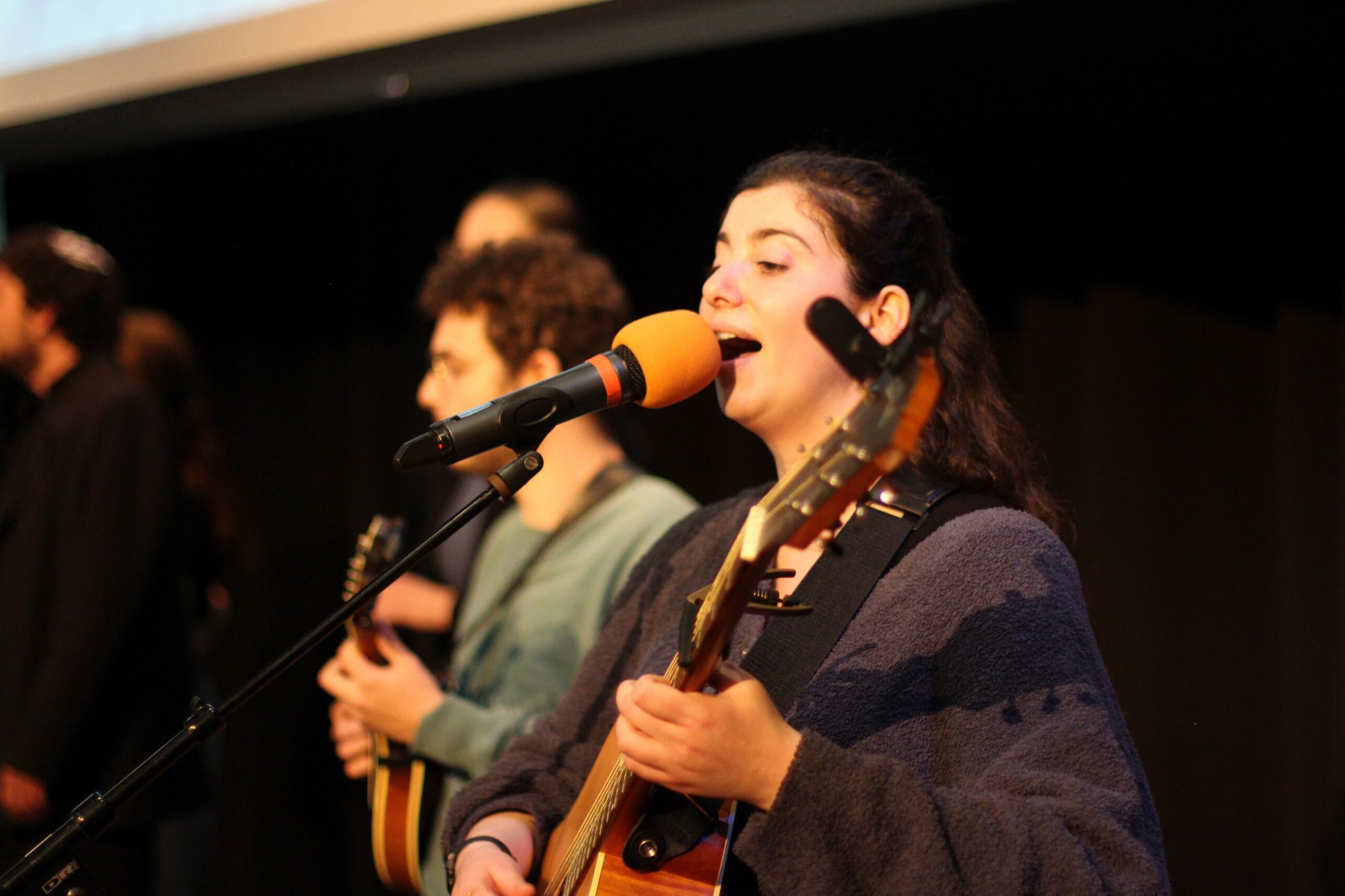 Alum Mayta Cohen sings and plays guitar during Kabbalat Shabbat